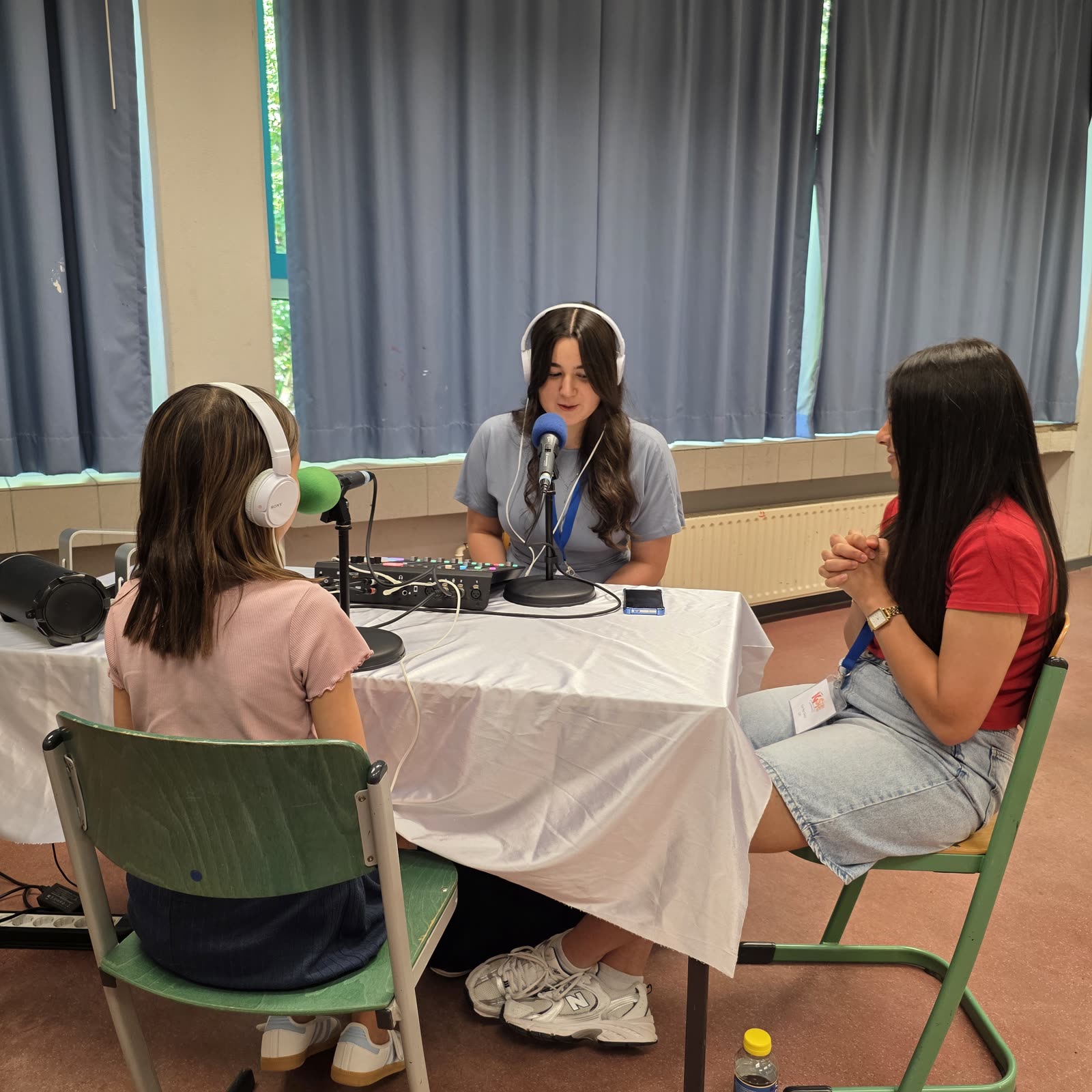 Interviewrunde am Radiotisch