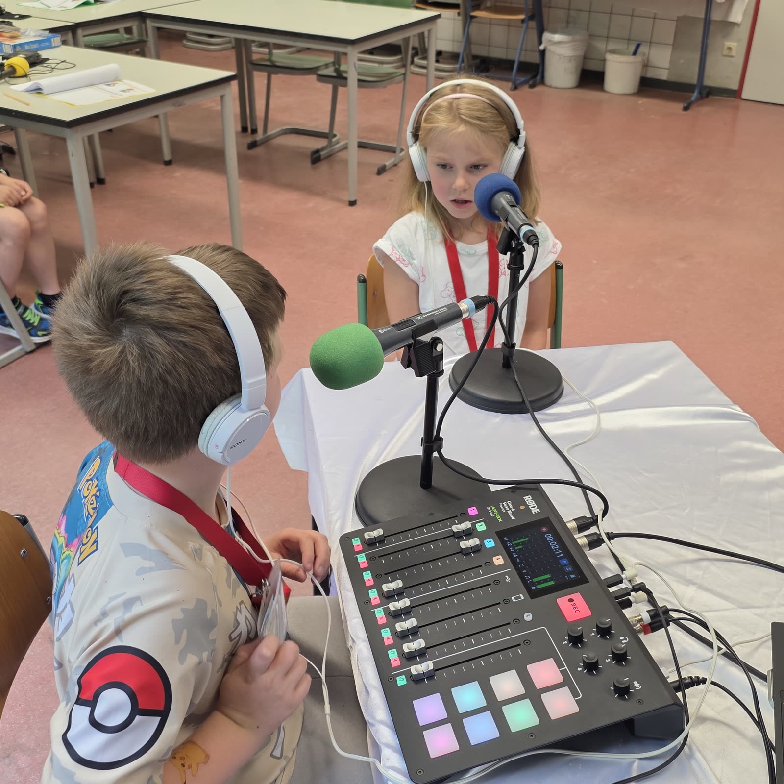 Kinderredaktion im Interview mit Mikrofonen und Kopfhörern