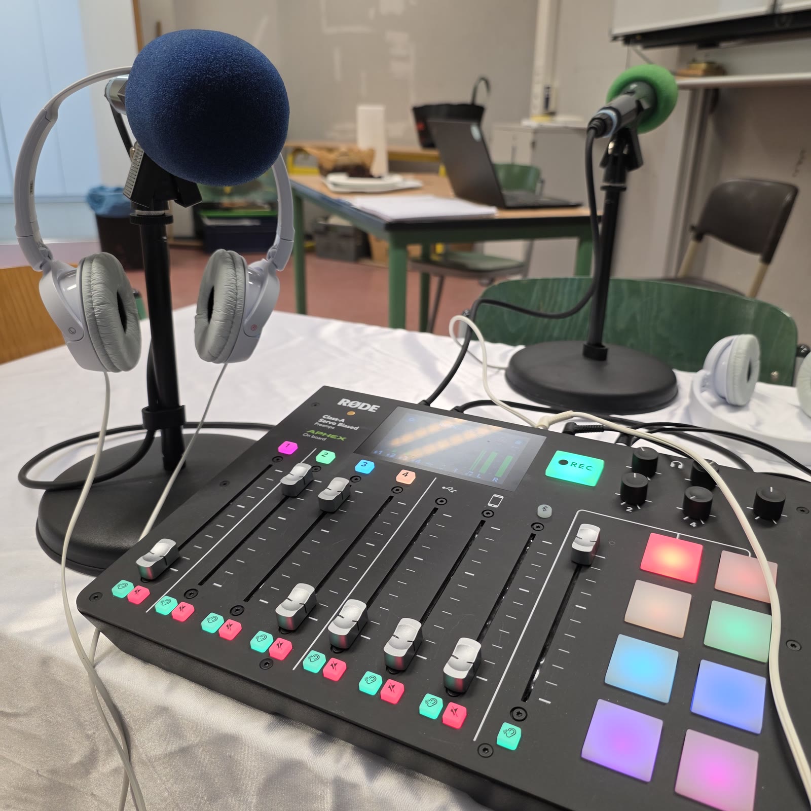 Mischpult, Mikrofone und Kopfhörer am Radiotisch