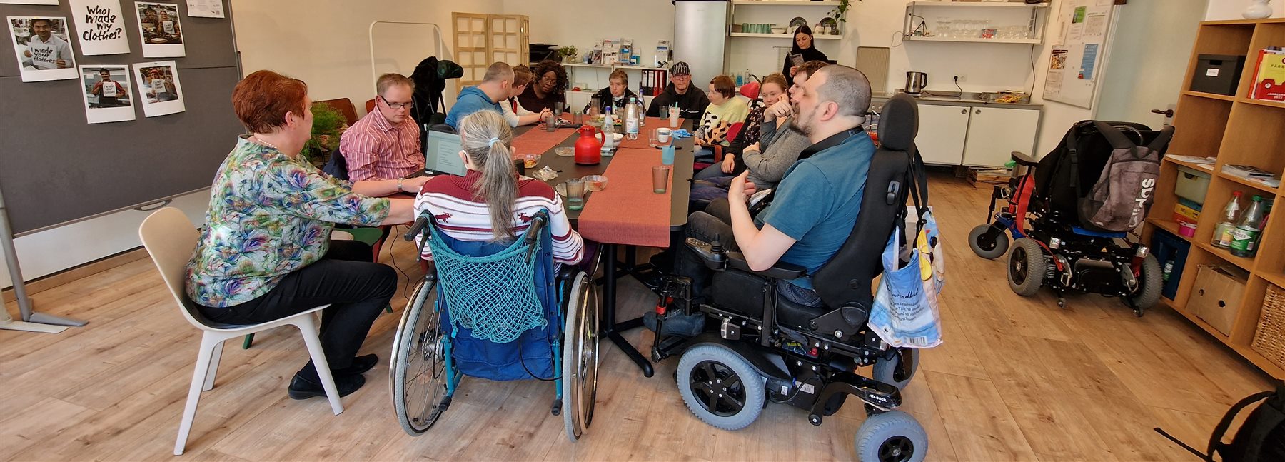 Die Redaktion sitzt gemeinsam an einem Arbeitstisch